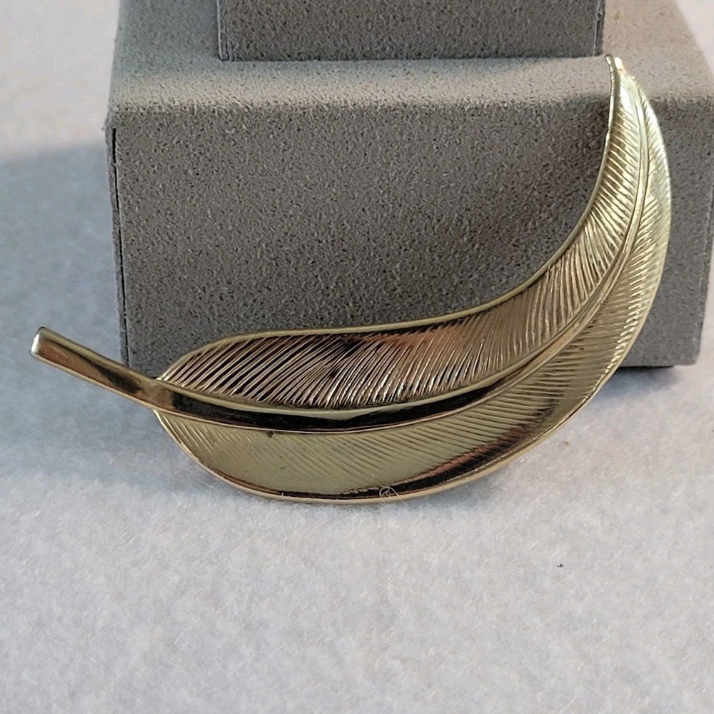 Gold Tone Curved Leaf Feather Brooch Textured Botanical Statement Pin